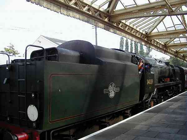 34039 arrives